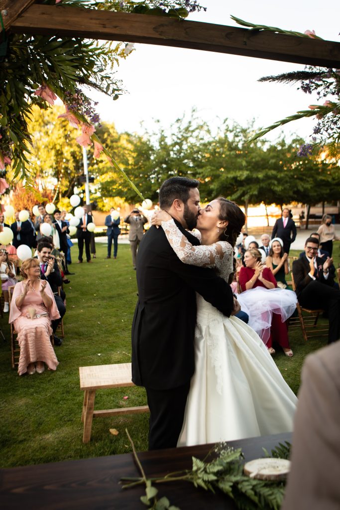 beso-novios-casados-vive-wedding