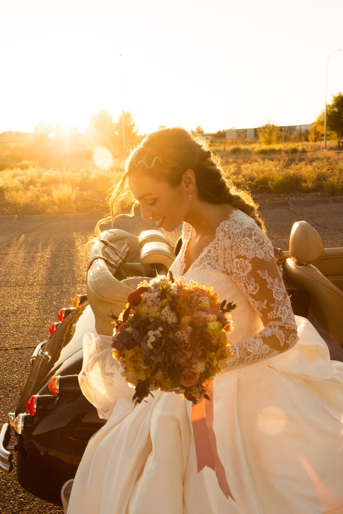 novia-coche-ramo-vive-wedding