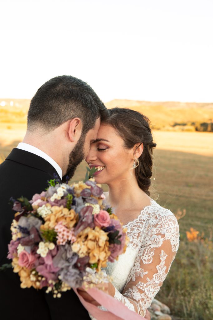 novios-abrazo-sesion-natural-vive-wedding